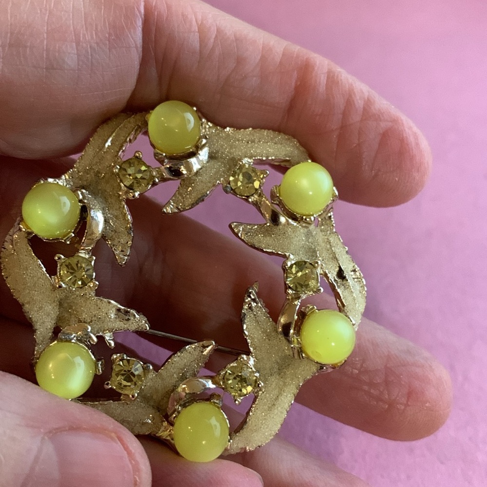 Brooch yellow/gold